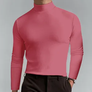 Vista dettagliata della maglietta rosa a lupetto a maniche lunghe da uomo