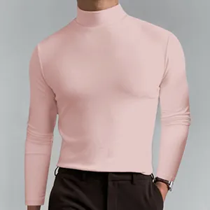 Dettaglio maglia uomo collo alto rosa in seta di latte, design slim fit e tessuto morbido