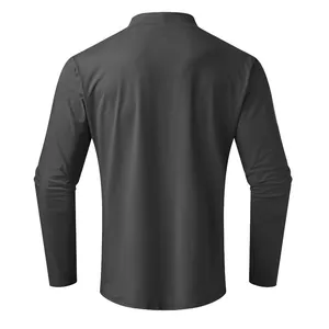 Vista posteriore di una t-shirt da uomo a maniche lunghe con collo alto in grigio scuro