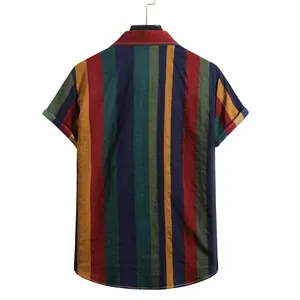 Vue arrière d'une chemise décontractée pour hommes à manches courtes et rayures multicolores.