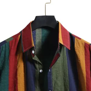 Détail d'une chemise décontractée pour hommes à rayures colorées et col rabattu.