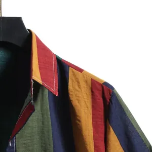 Gros plan sur les rayures verticales colorées et le col d'une chemise décontractée