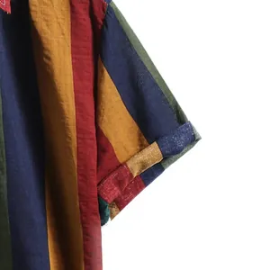 Gros plan sur la texture des manches d'une chemise à rayures pour hommes