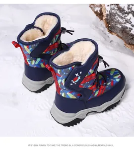 Rückansicht von Kinder-Schneestiefeln in Blau mit warmem weißen Kunstfellfutter für Winter
