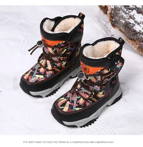 Detailansicht warmer Kinder-Schneestiefel mit bunten Mustern und Webpelzfutter