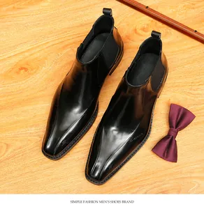 Primer plano de botines Chelsea para hombre en piel negra con punta para uso formal.