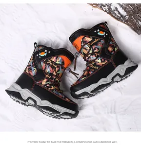 Detaillierte Seitenansicht bunter Kinder-Schneestiefel mit Graffiti-Muster auf weißem Winterschnee
