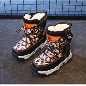 Detailansicht der Kinder-Winterschneestiefel mit warmem, dickem Plüschfutter