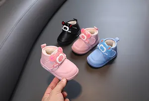 Nahaufnahme von rosa Baby-Schneestiefeln mit warmem Plüschfutter und süßem Bären-Design
