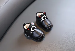 Warme schwarze Baby-Schneestiefel mit weichem Fleecefutter und Panda-Cartoon-Details