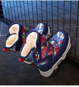 Warme Kinderschneestiefel mit dickem Kunstfellfutter und buntem Graffiti-Muster