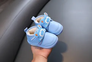 Warme hellblaue Babystiefel mit dickem Fleecefutter und Cartoon-Klettverschluss-Detail