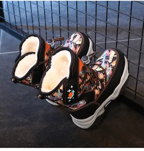 Detailansicht der Graffiti-Winterstiefel für Kinder mit dickem, warmem, weißem Fleece-Futter