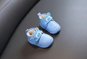 Detailansicht der hellblauen Baby-Schneestiefel mit warmem weißem Vliesfutter für Kleinkinder