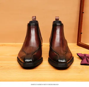 Detalle de botines Chelsea de cuero marrón cepillado a mano con punta fina