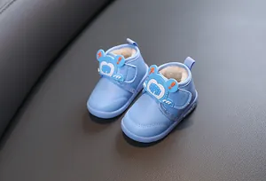 Detailansicht blauer Baby-Schneestiefel mit warmem weißem Fellfutter und Ohrendekor.