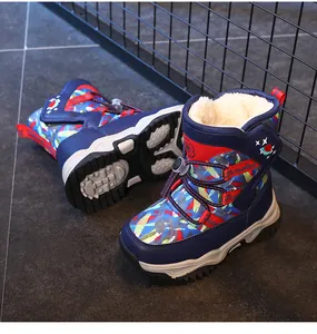 Detailansicht warmer Kinderschneestiefel mit dickem Kunstfellfutter und Graffiti-Muster