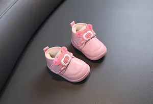 Nahaufnahme von rosa Baby-Schneestiefeln mit Plüschfutter und Herzmuster