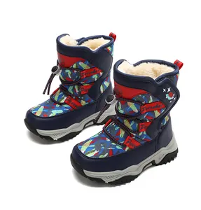 Warme Kinder-Schneestiefel mit dickem Kunstfellfutter und bunten Weltraummustern.
