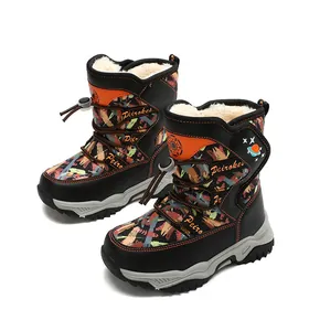 Nahaufnahme der Kinder Winter Schneestiefel mit warmem Fleecefutter und Tarnmuster