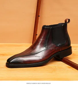 Detalle de bota Chelsea de cuero cepillado a mano con elegantes detalles grabados