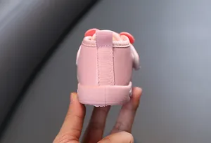 Nahaufnahme der Rückansicht mit Ferse und Zuglasche von rosa Baby-Schneestiefeln