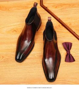Primer plano de botas Chelsea de cuero hechas a mano para hombre con diseño de punta.