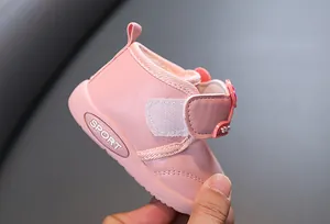 Seitenansicht der rosa gefütterten Baby-Schneestiefel mit Klettverschluss und Sportsohle