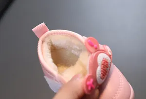 Detailansicht des weichen, warmen Kunstfellfutters in rosa Winter-Schneestiefeln für Babys