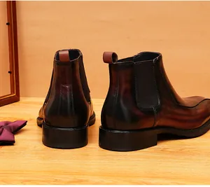 Detalle de la vista trasera de botas Chelsea de cuero hechas a mano con acabado degradado