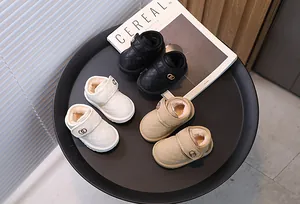 Detailweergave van warme sneeuwlaarzen voor baby's met gewatteerd leer en bontvoering.