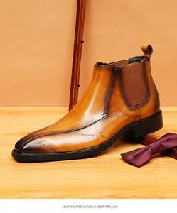 Detalle de bota Chelsea de cuero hecha a mano con pátina marrón y punta afilada.