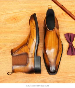 Vista superior de botines Chelsea de cuero marrón pulido a mano con pajarita elegante