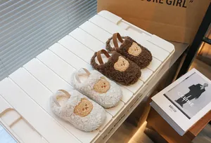 Comode scarpine neonato in peluche marrone e bianco con simpatiche toppe a orsetto