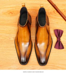 Vista superior de botines Chelsea de cuero para hombre con pátina artesanal
