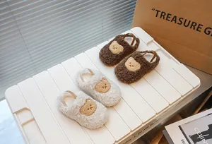 Comode scarpine primi passi in peluche per neonati con ricamo a orsetto e cinturino