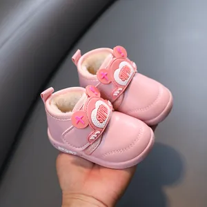 Rosa gefütterte Baby-Schneestiefel aus wasserdichtem Leder mit süßem Bärendesign.