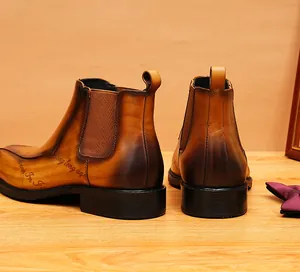 Vista trasera de botas Chelsea de cuero teñidas a mano para hombre con inscripción