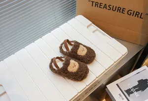 Vista dettagliata di scarpe da camminata in peluche marrone per neonati con orsetto ricamato