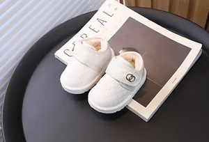 Detailweergave van witte gewatteerde warme baby-winterlaarzen met zachte fleecevoering