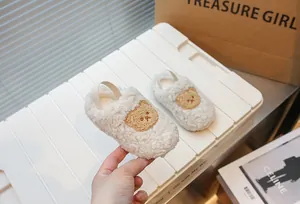Scarpe da passeggio in peluche per bambini con simpatico orso ricamato e cinturino