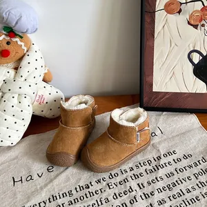 Λεπτομερής προβολή από ζεστές μπότες χιονιού για νήπια με μαλακή λευκή φλις επένδυση.