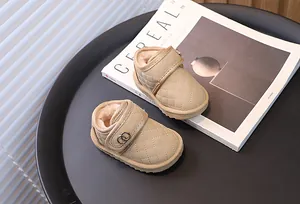 Detail van beige gewatteerde babysneeuwlaarzen met warme voering van imitatiebont voor winter
