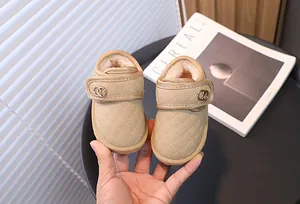 Detail van warme beige baby sneeuwlaarzen met fleecevoering en gewatteerd design.