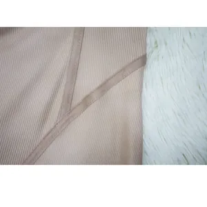 Primer plano de la textura de tela acanalada de alta calidad y costuras en mono beige