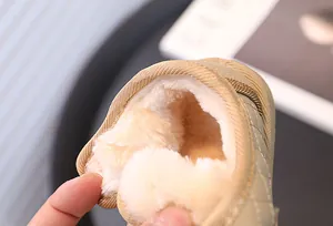 Detailweergave van de dikke en zachte beige pluchen voering van baby-wintersneeuwlaarzen