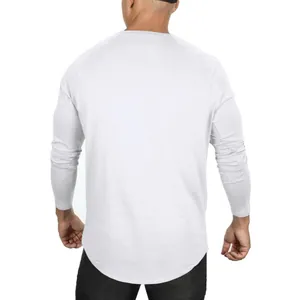 Rückansicht eines weißen Herren-Sport-Langarmshirts mit einem geschwungenem Saum-Design