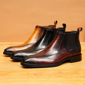 Botas Chelsea de cuero con punta afilada estilo británico y acabado bruñido a mano en tres colores