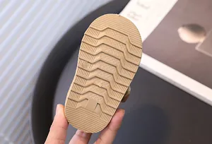 Detailopname van de antislip rubberen zool voor winterse sneeuwlaarzen voor baby's