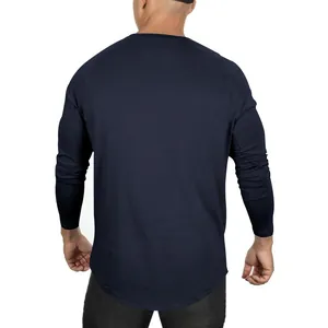 Detaillierte Rückansicht eines dunkelblauen Herren-Langarmshirts mit Rundhalsausschnitt